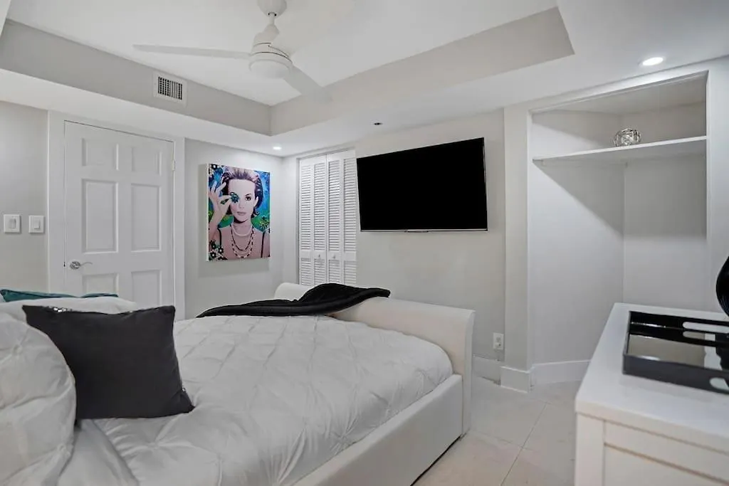 Apartment Over The Moon! Skyline And Water Views! *