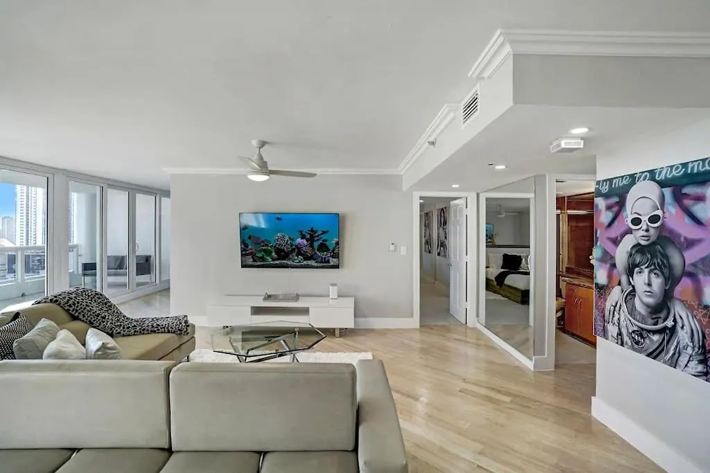 Apartment Over The Moon! Skyline And Water Views!