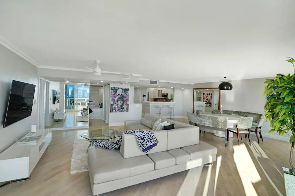 Apartment Over The Moon! Skyline And Water Views!
