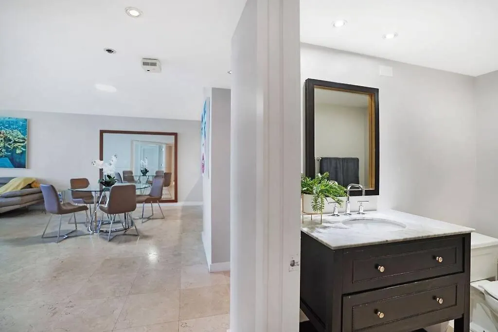 Good Morning Beautiful! Direct Water Views Apartment Miami