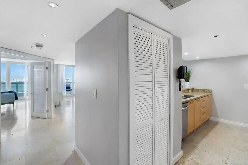 Good Morning Beautiful! Direct Water Views Apartment Miami