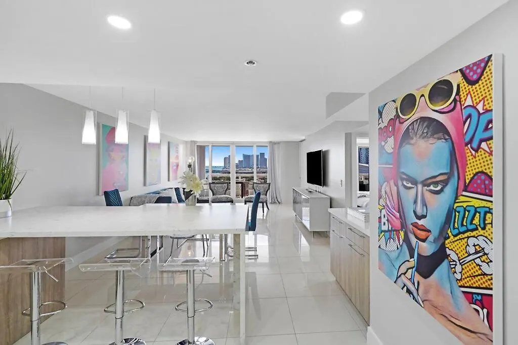The Marilyn! Renovated And Amazing Skyline Views! Miami