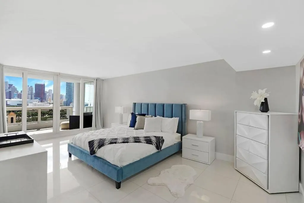 The Marilyn! Renovated And Amazing Skyline Views! Miami