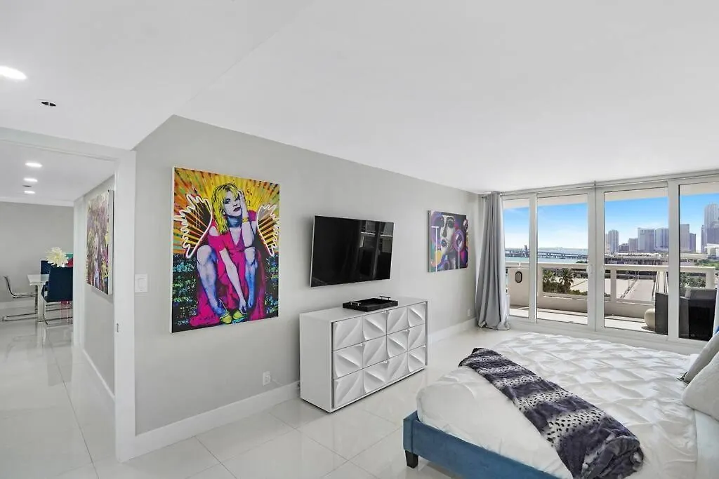 Apartment The Marilyn! Renovated And Amazing Skyline Views!