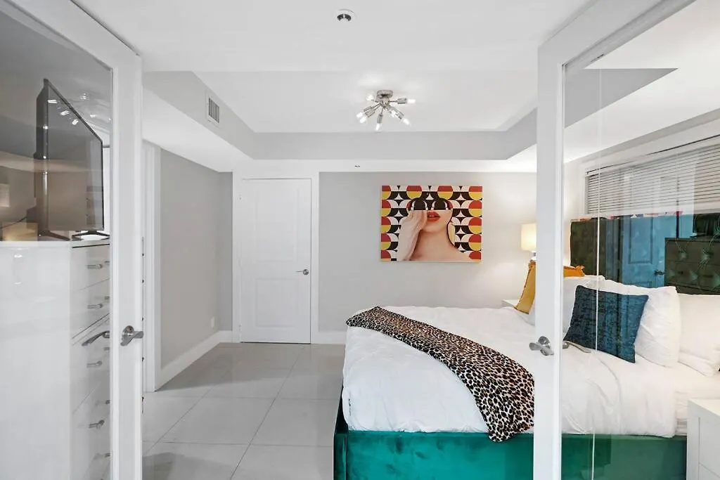 The Marilyn! Renovated And Amazing Skyline Views! Apartment