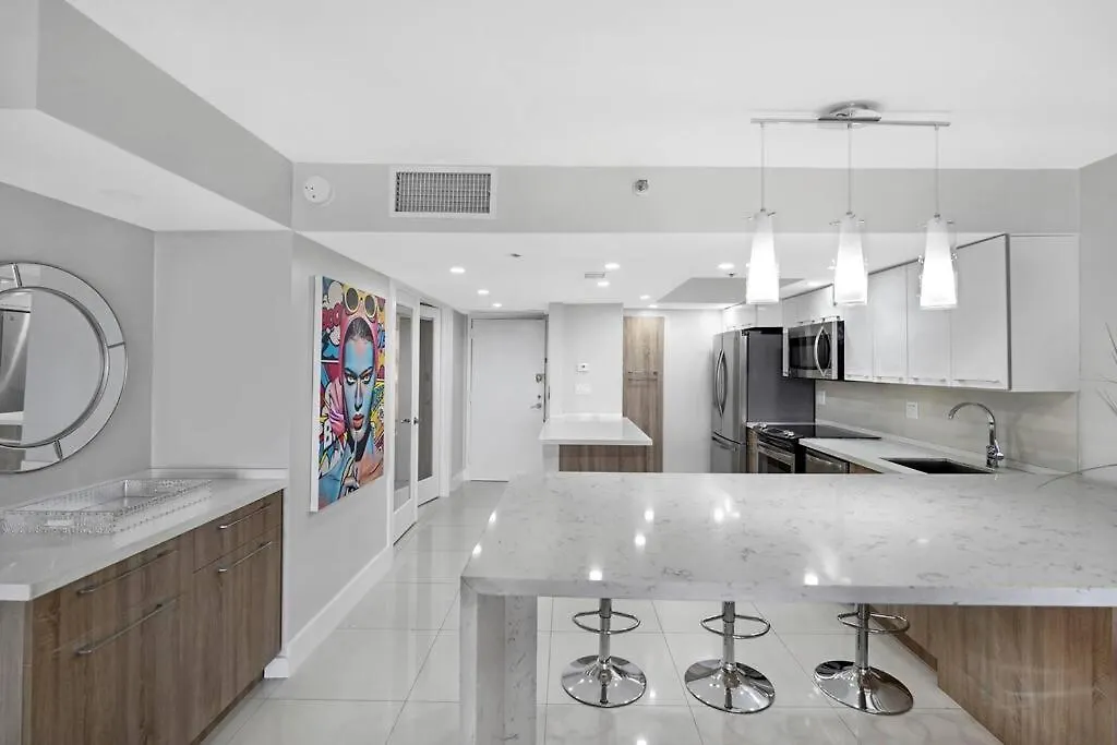 Apartment The Marilyn! Renovated And Amazing Skyline Views!