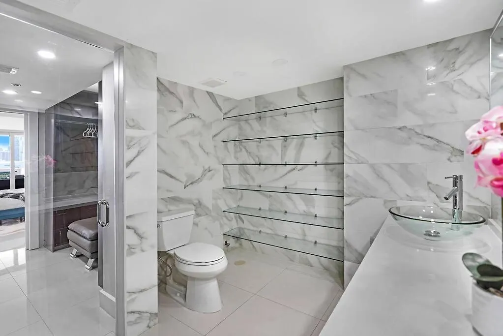 The Marilyn! Renovated And Amazing Skyline Views! Apartment