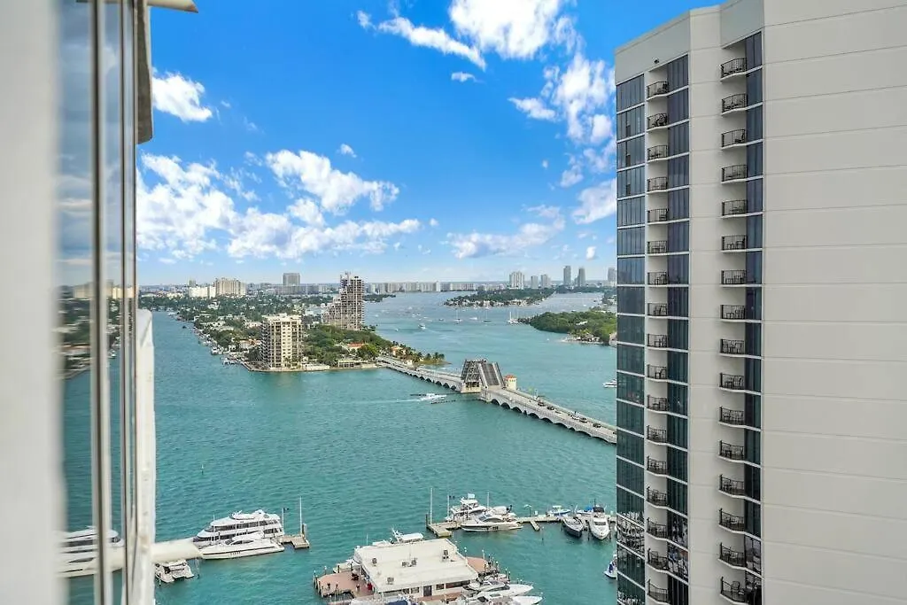 Apartment Paradise Found! Skyline And Water Views! Miami