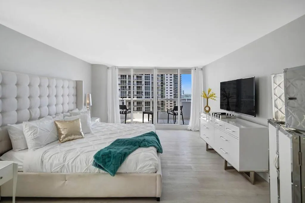 Unforgettable! Water & Park Views, 4 Bedrooms! Apartamento Miami