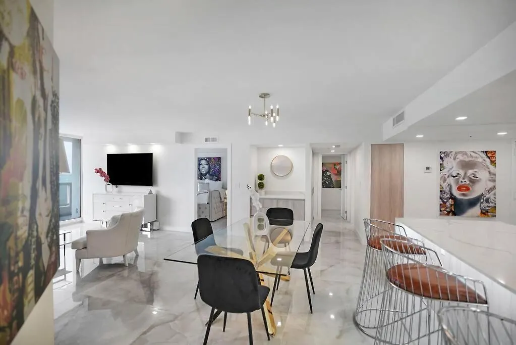 Of Dreams! Renovated With Water & Park Views Apartment Miami