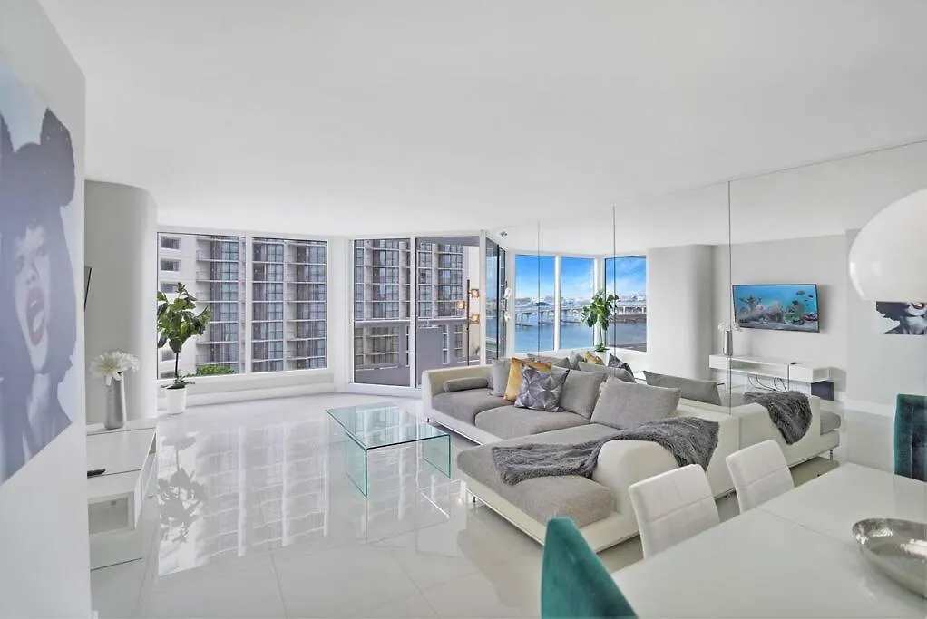 Apartment Life Is Gucci! Gorgeous Water Views Condo! Miami