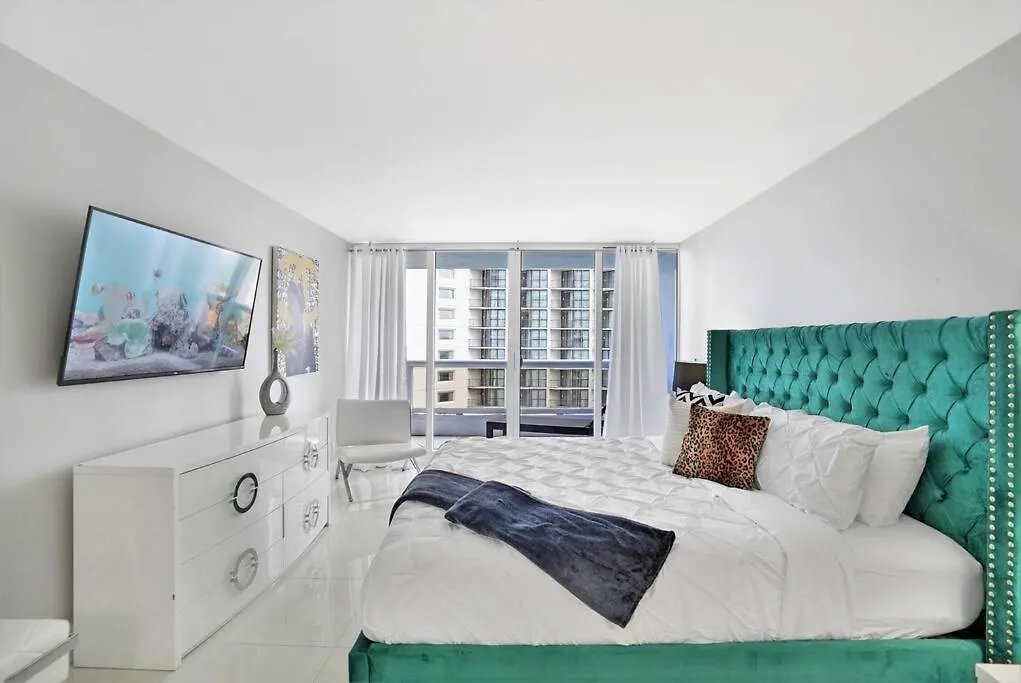 Life Is Gucci! Gorgeous Water Views Condo! Apartment Miami