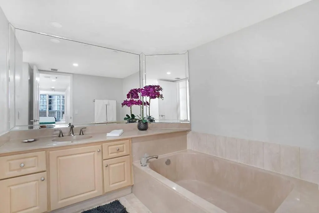 Life Is Gucci! Gorgeous Water Views Condo! Apartment