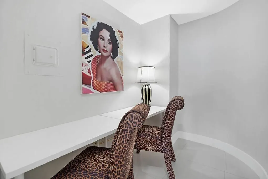 Apartment Life Is Gucci! Gorgeous Water Views Condo! *