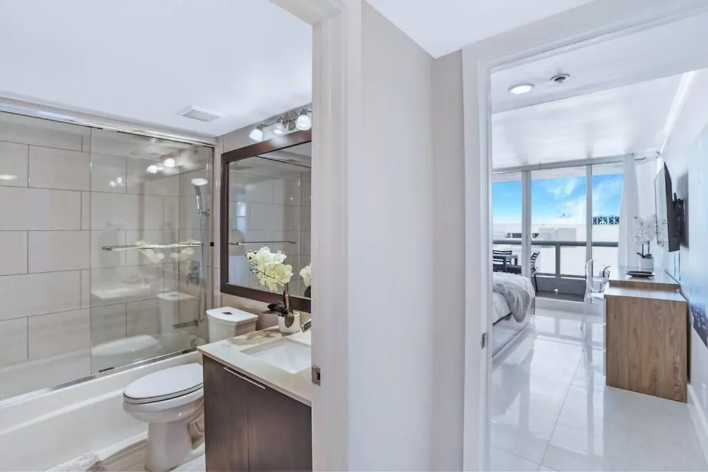 Champagne & Ice! Water Views, 2 Private Balconies! Apartment Miami