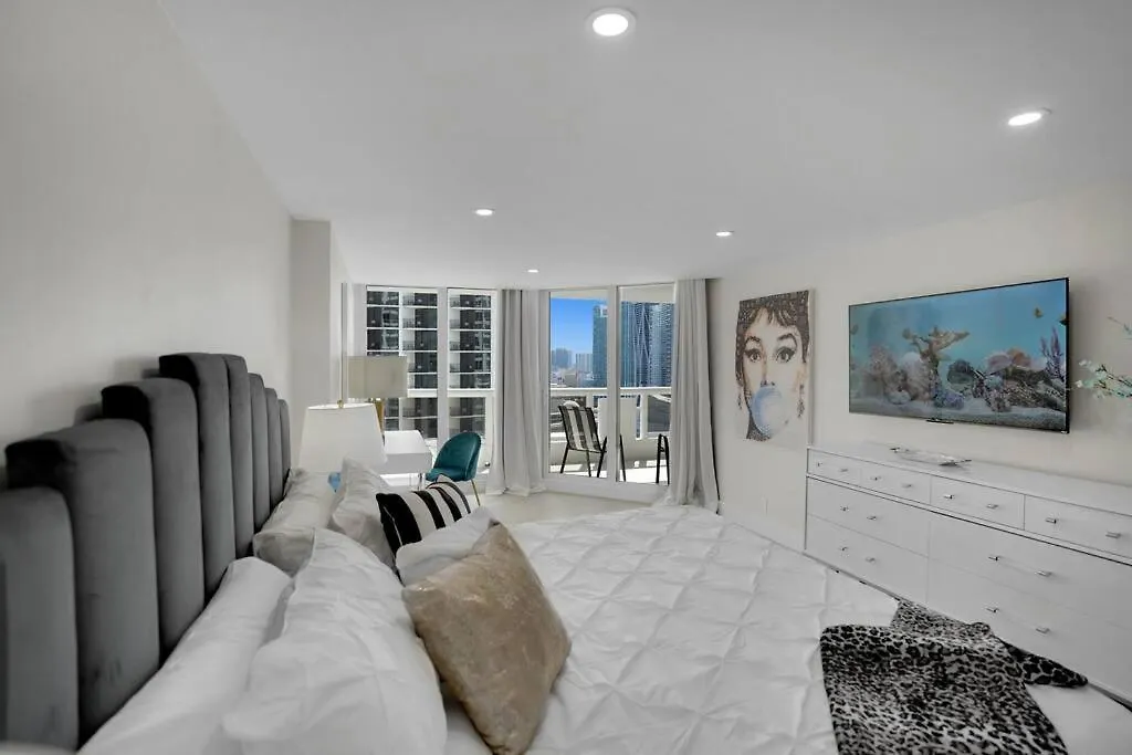 Visions! Water And Skyline Views! Brand New Apartman *