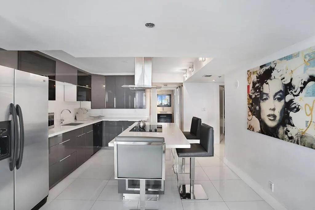 Spectacular! Penthouse With Direct Water Views! Apartment Miami