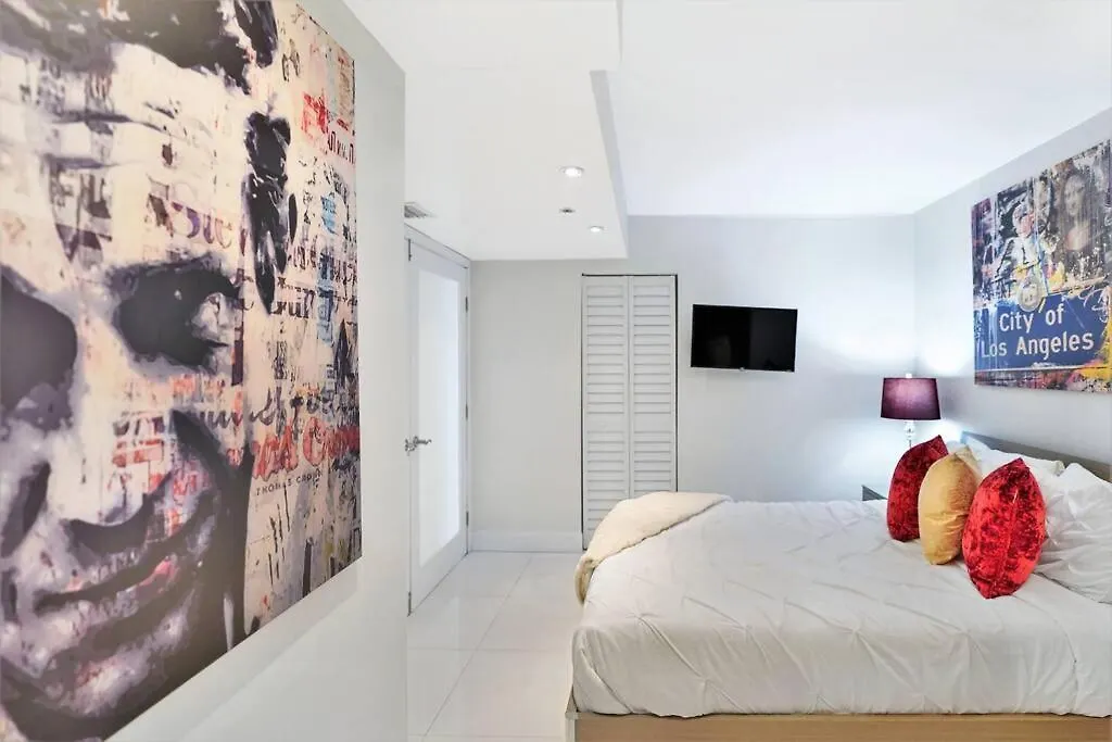 Apartment Spectacular! Penthouse With Direct Water Views! *