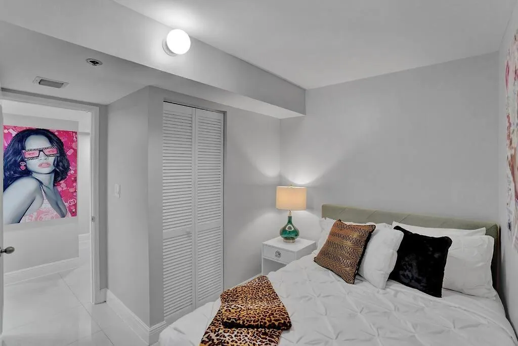 Apartment Paradise Found! Skyline And Water Views!