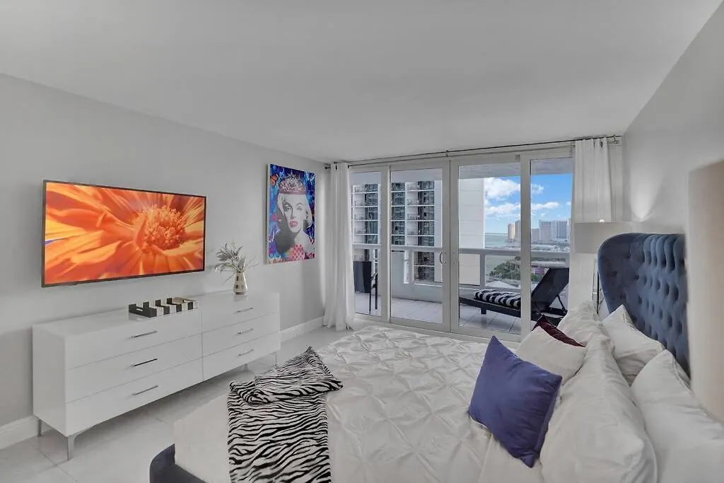 Paradise Found! Skyline And Water Views! Miami