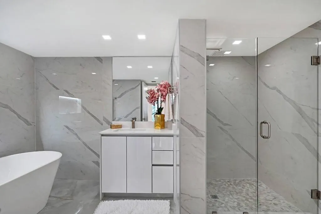 Apartment Of Dreams! Renovated With Water & Park Views *