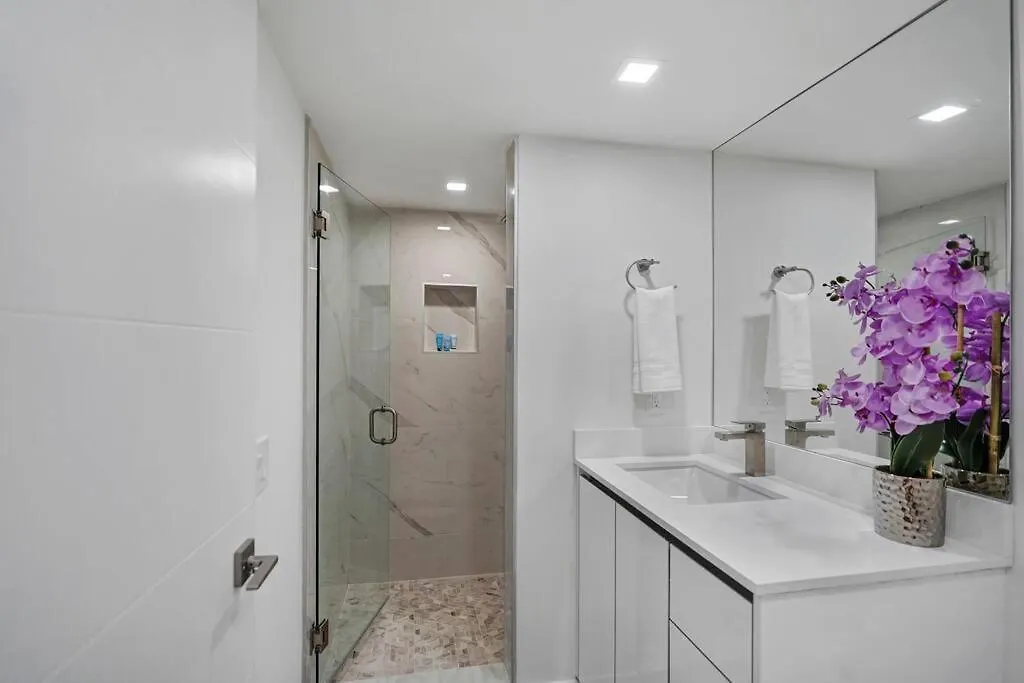 Of Dreams! Renovated With Water & Park Views Apartment Miami