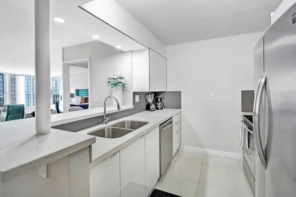 Apartment Life Is Gucci! Gorgeous Water Views Condo! *