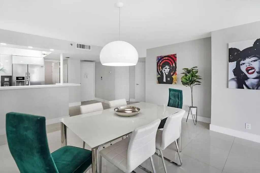 Apartment Life Is Gucci! Gorgeous Water Views Condo! Miami