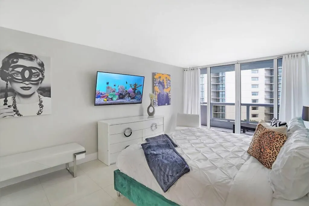 Life Is Gucci! Gorgeous Water Views Condo!