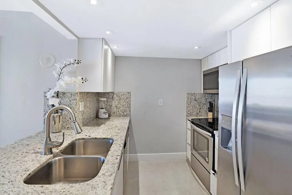 Champagne & Ice! Water Views, 2 Private Balconies! Lejlighed