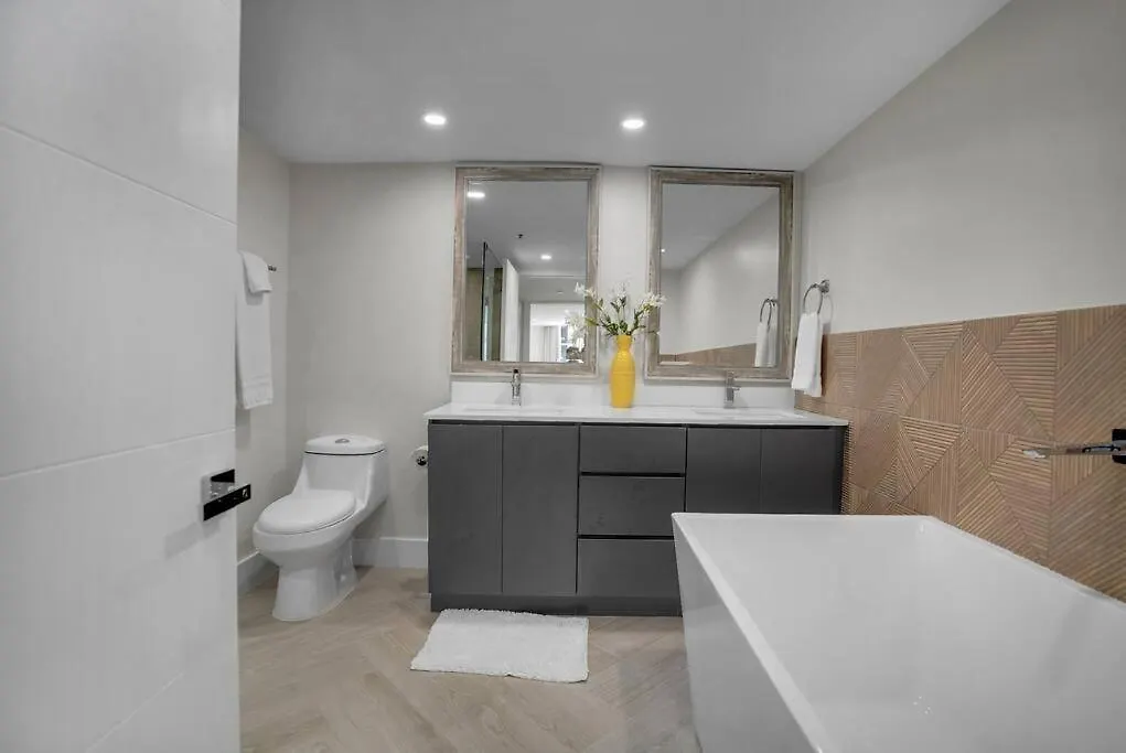 Apartman Visions! Water And Skyline Views! Brand New *