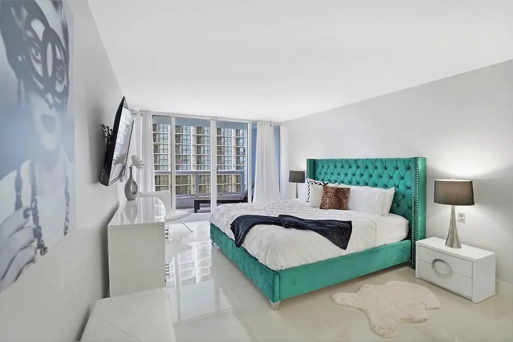 Apartment Life Is Gucci! Gorgeous Water Views Condo!