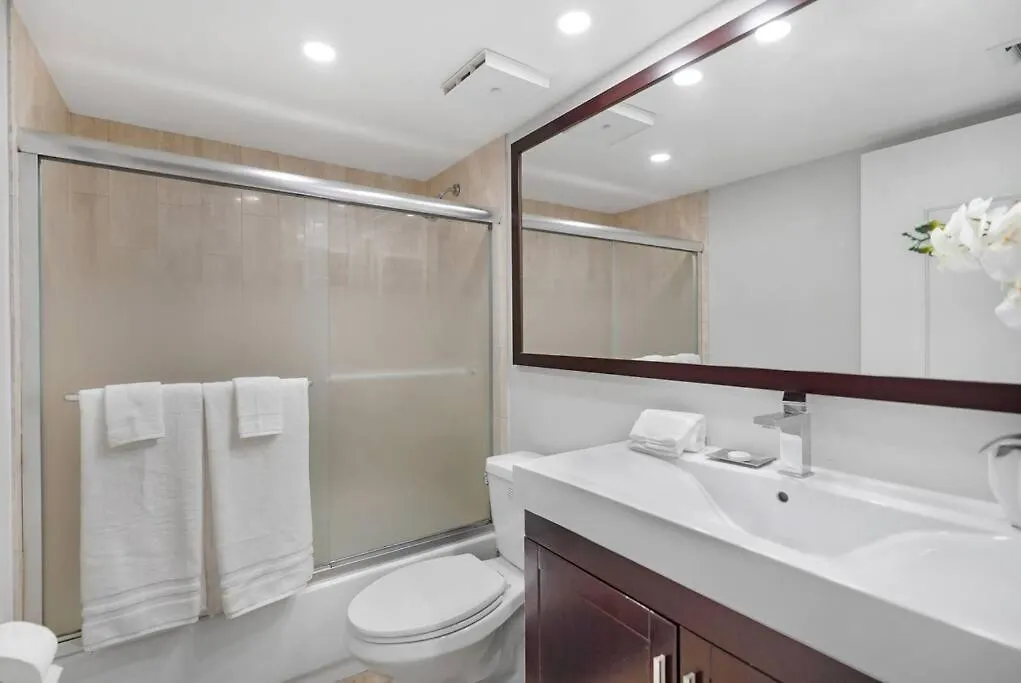 Apartment Life Is Gucci! Gorgeous Water Views Condo! *