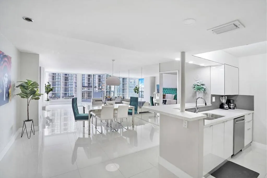 Apartment Life Is Gucci! Gorgeous Water Views Condo! Miami