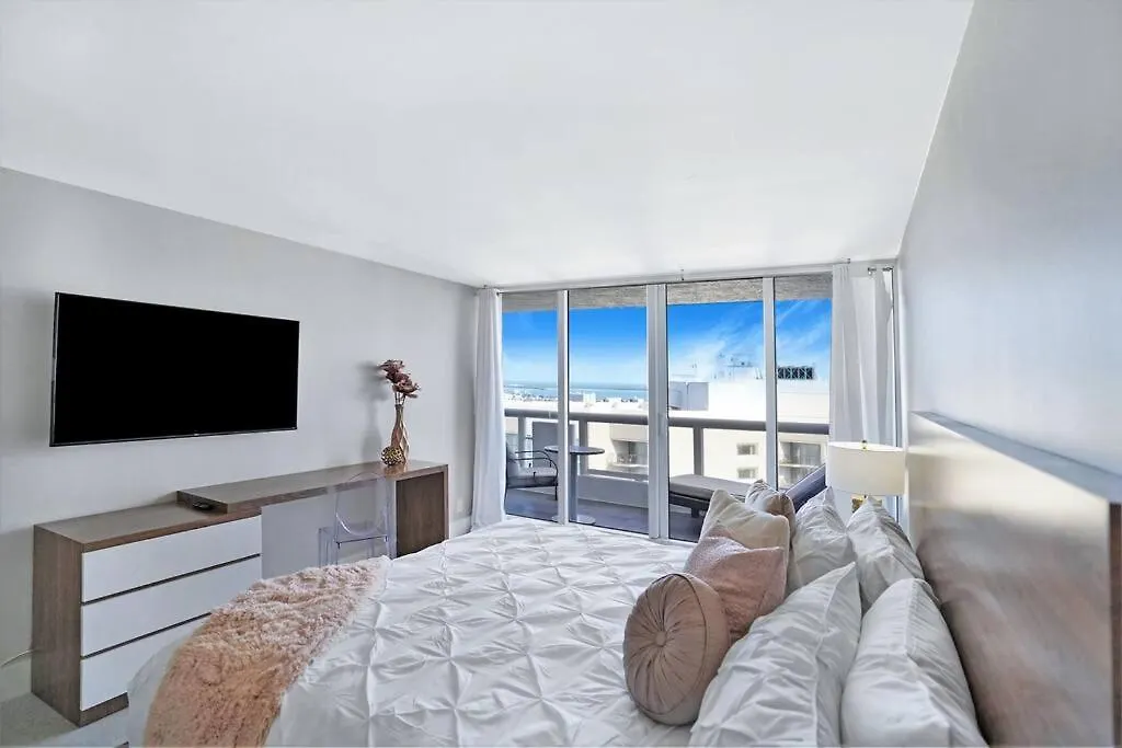 Apartment Champagne & Ice! Water Views, 2 Private Balconies!