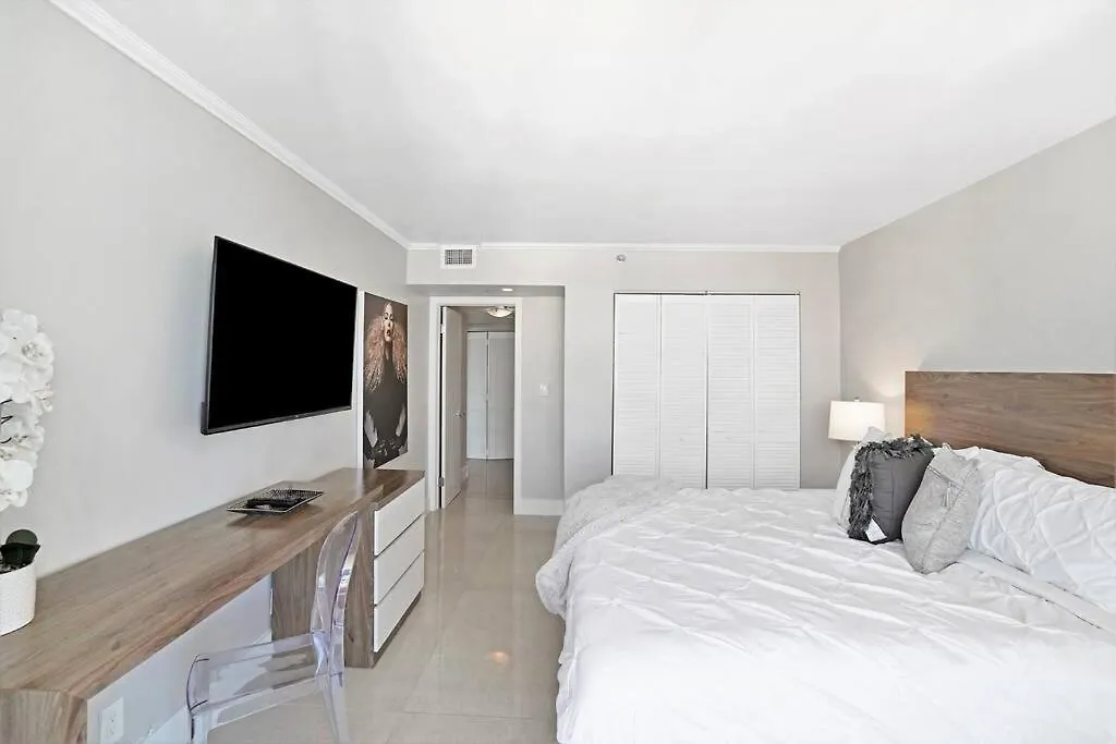Champagne & Ice! Water Views, 2 Private Balconies! Apartment