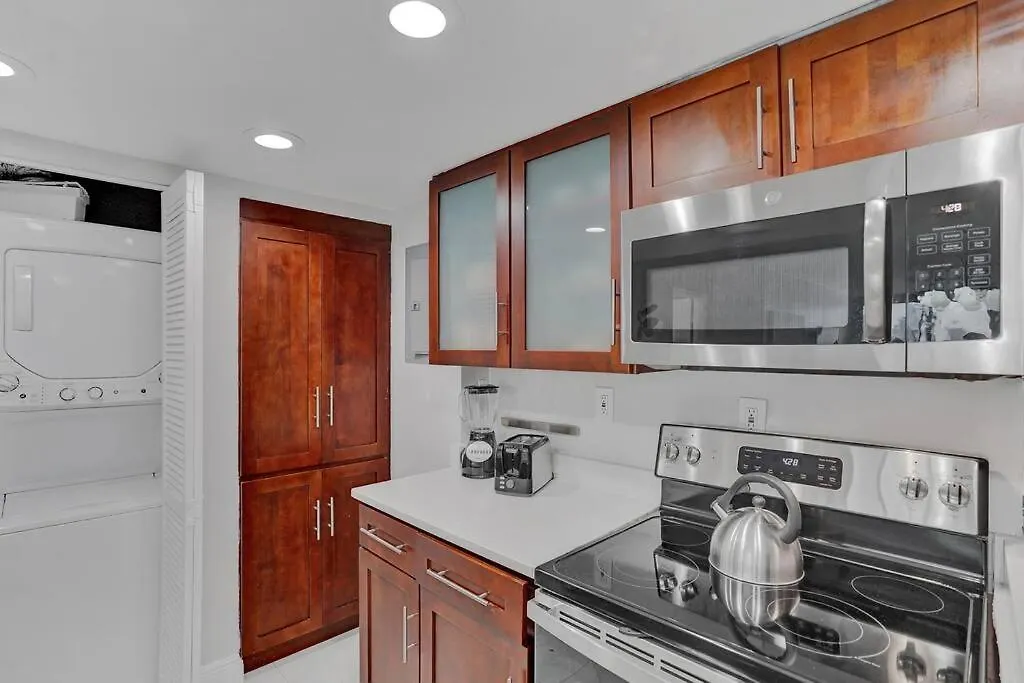 Paradise Found! Skyline And Water Views! Apartment Miami