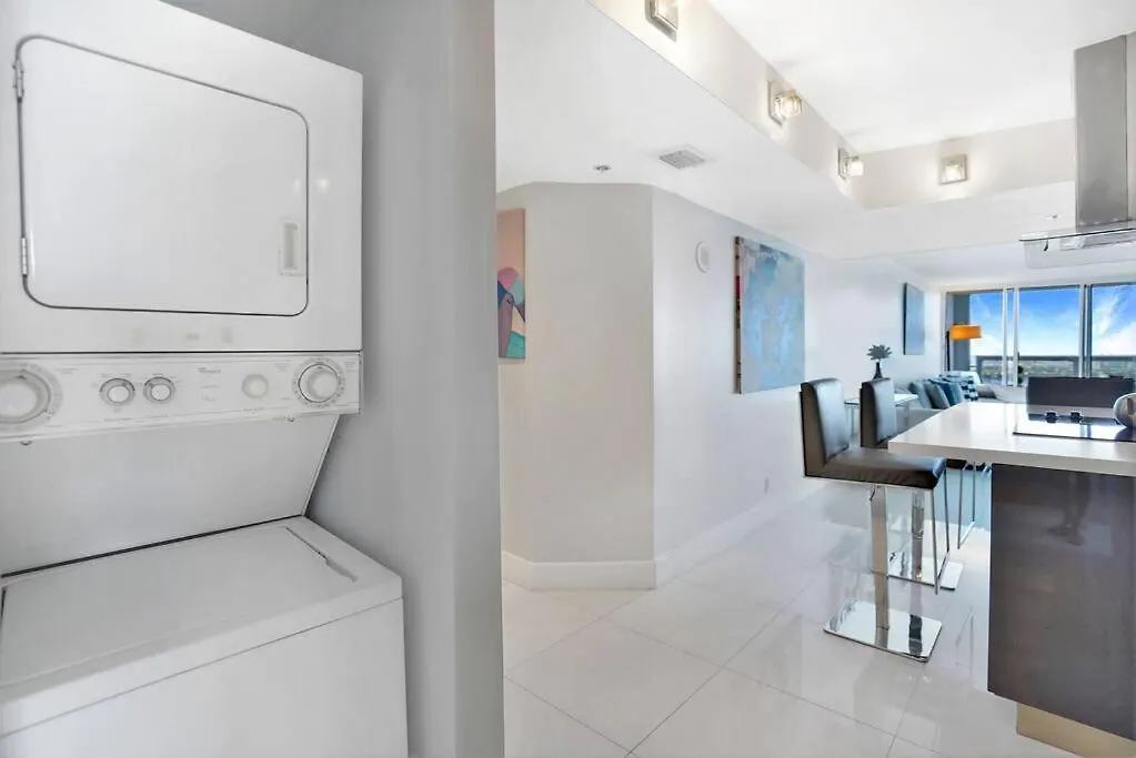Apartment Spectacular! Penthouse With Direct Water Views! *