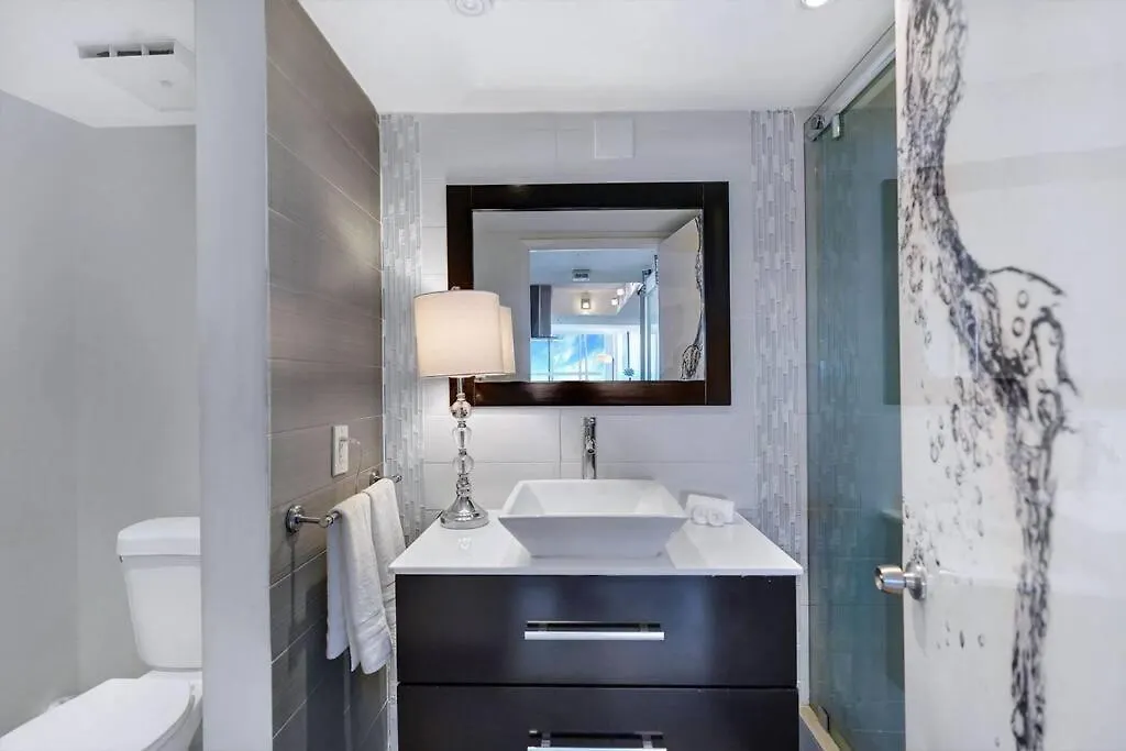 Apartment Spectacular! Penthouse With Direct Water Views!