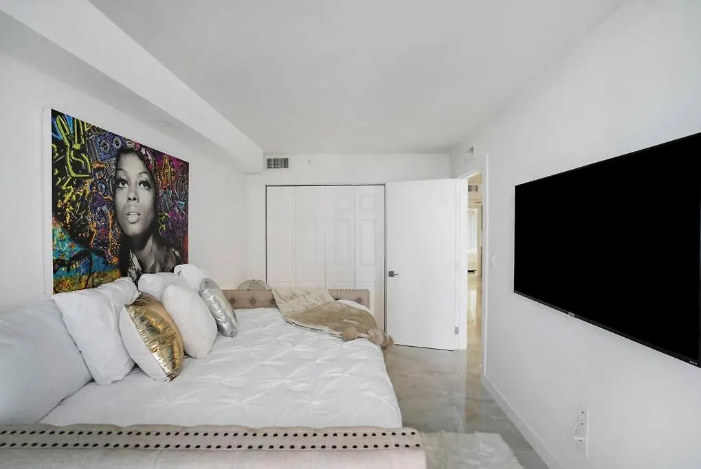 Of Dreams! Renovated With Water & Park Views Apartment Miami