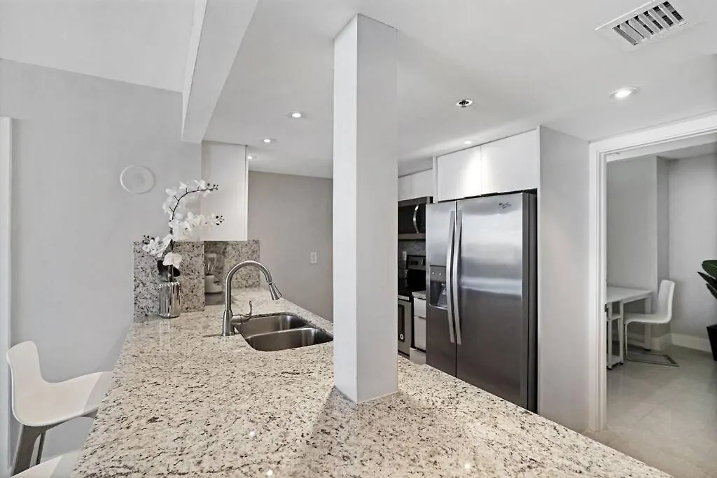 Champagne & Ice! Water Views, 2 Private Balconies! Apartment Miami