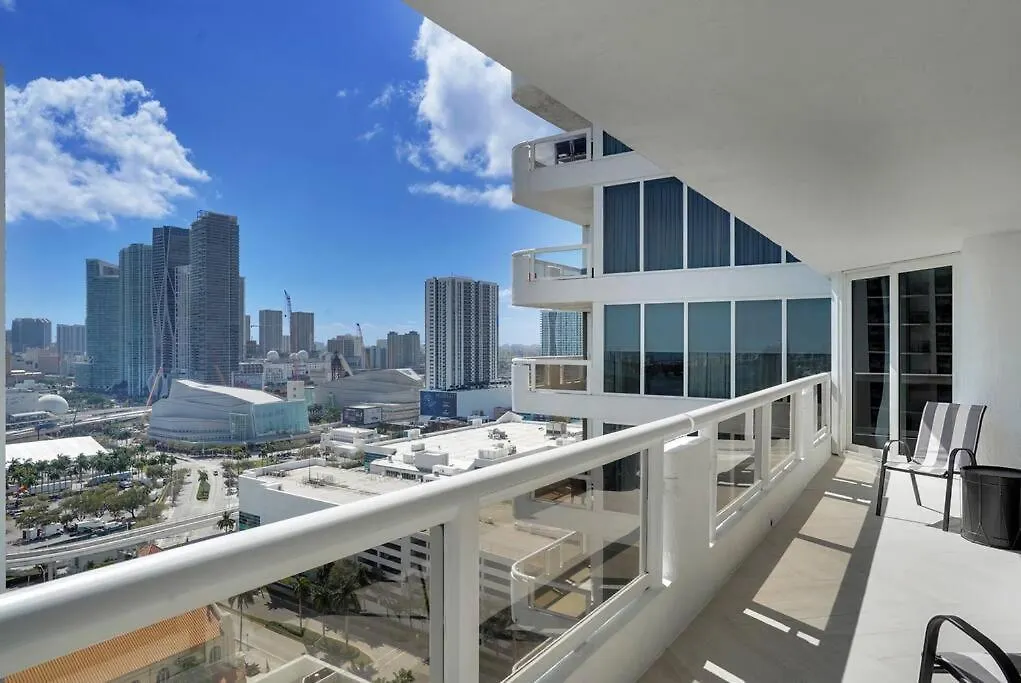 Apartman Visions! Water And Skyline Views! Brand New