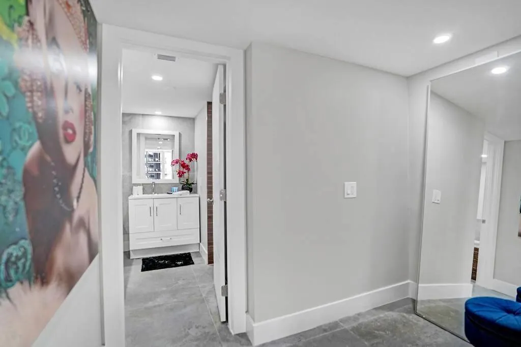 Apartment Blue Moon! In The Lap Of Luxury And Brand New! *