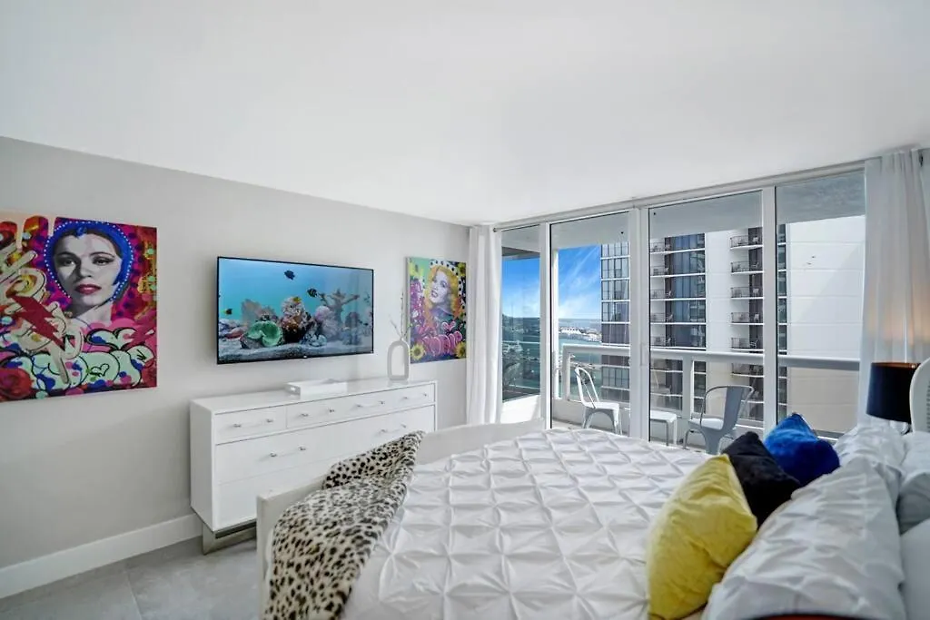 Apartment Blue Moon! In The Lap Of Luxury And Brand New!