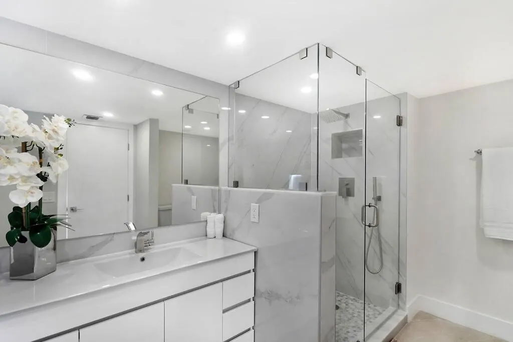 Apartment Sweet Dreams! Renovated With Water Views *