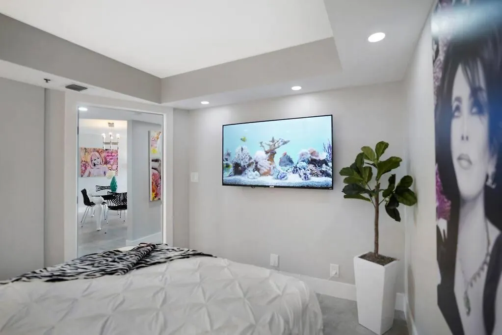 Apartment Blue Moon! In The Lap Of Luxury And Brand New! *