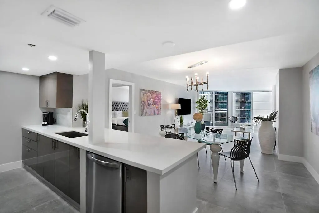 Blue Moon! In The Lap Of Luxury And Brand New! Apartment