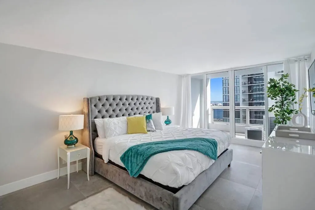 Apartment Blue Moon! In The Lap Of Luxury And Brand New!