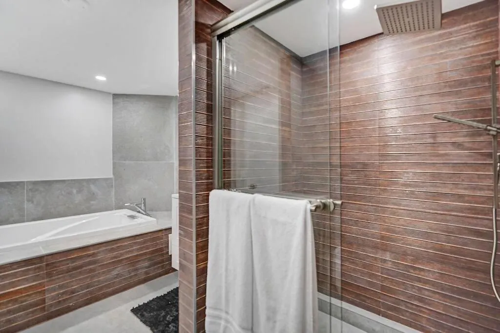 Blue Moon! In The Lap Of Luxury And Brand New! Apartment
