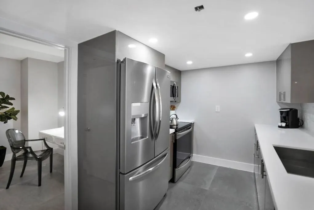Blue Moon! In The Lap Of Luxury And Brand New! Apartment